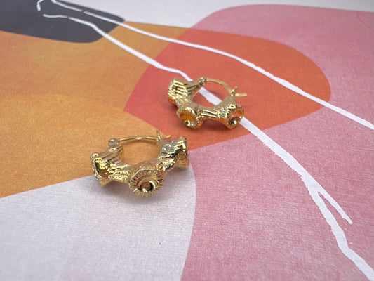 -C-U-R-V-I-L-I- Gold Earrings -